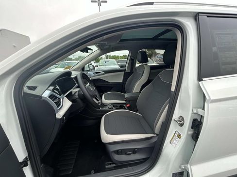 New 2025 Volkswagen Taos SE image 8