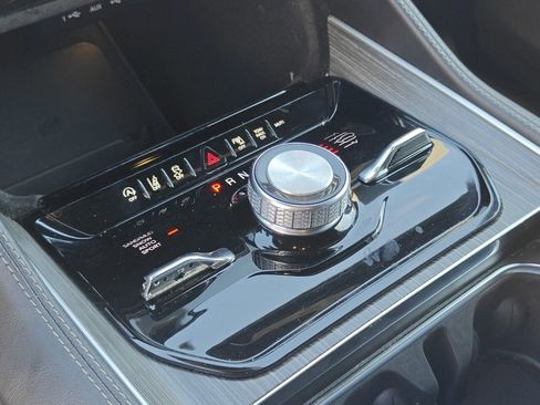 Used 2024 Jeep Wagoneer L Series III w/ Flexible Seating Group image 19