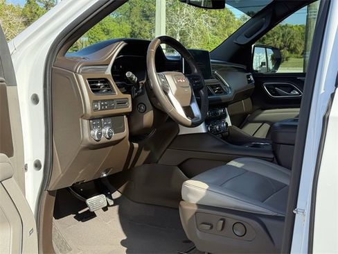 Used 2022 GMC Yukon XL SLT w/ SLT Premium Package image 13