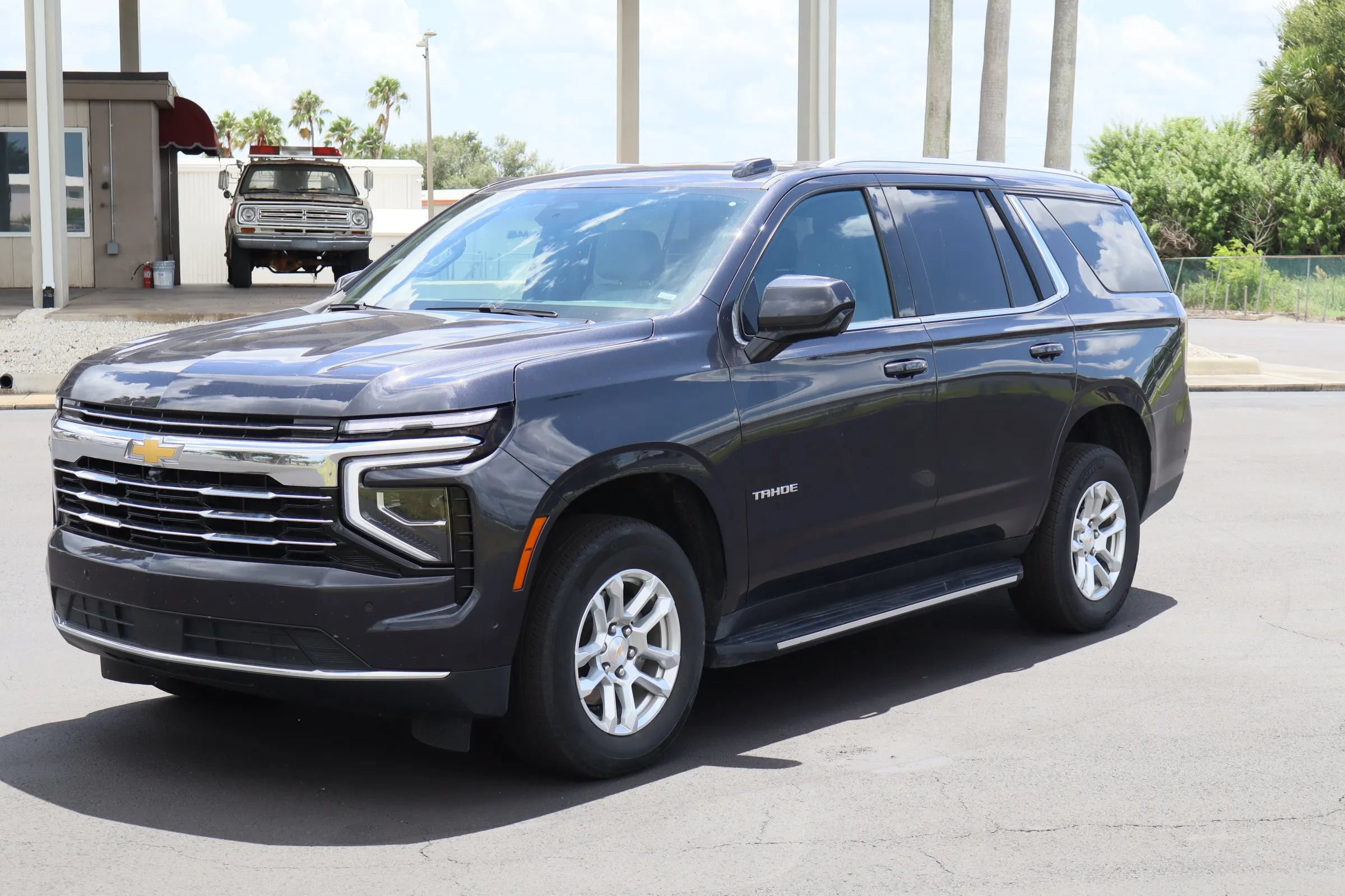 Used 2025 Chevrolet Tahoe LT RWD image 3