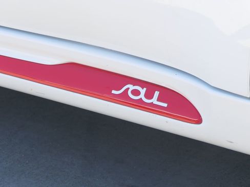 Used 2014 Kia Soul + FWD image 13