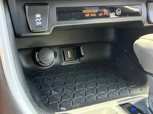 Used 2022 Toyota RAV4 XLE AWD/4WD image 9