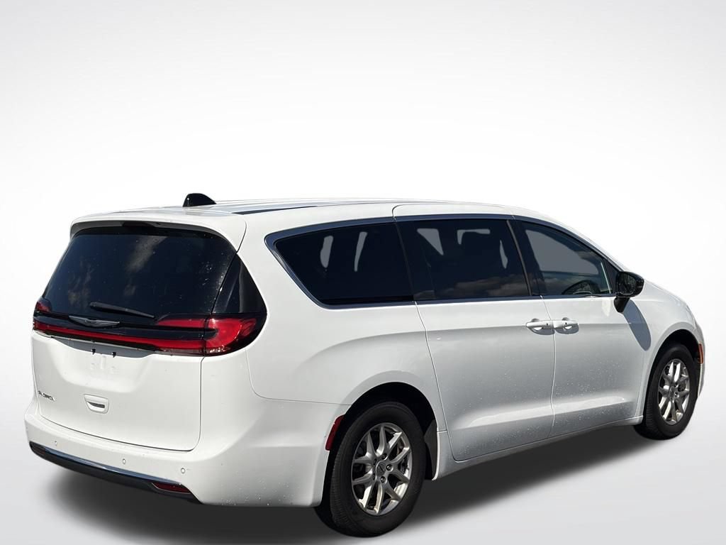 Certified 2025 Chrysler Pacifica Select FWD image 6