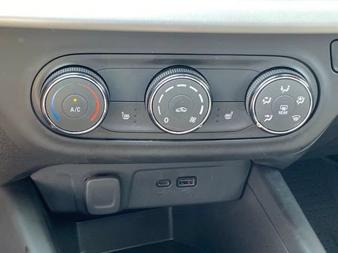 Certified 2024 Chevrolet Trax RS w/ Sunroof Package FWD image 12