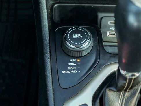 Used 2017 Jeep Cherokee Limited image 45