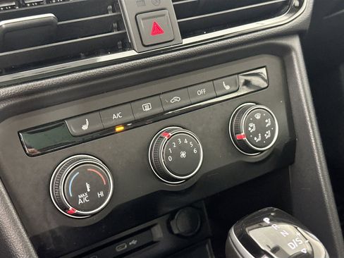 Certified 2022 Volkswagen Taos SE w/ Panoramic Sunroof Package image 14