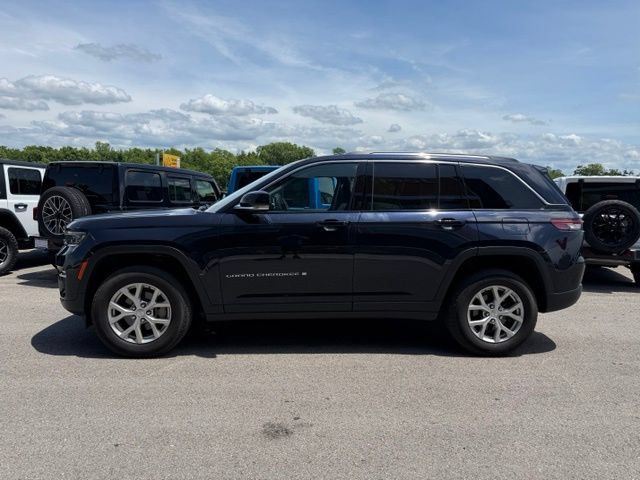 Used 2023 Jeep Grand Cherokee Limited w/ Trailer Tow Prep Group (B) AWD/4WD image 6