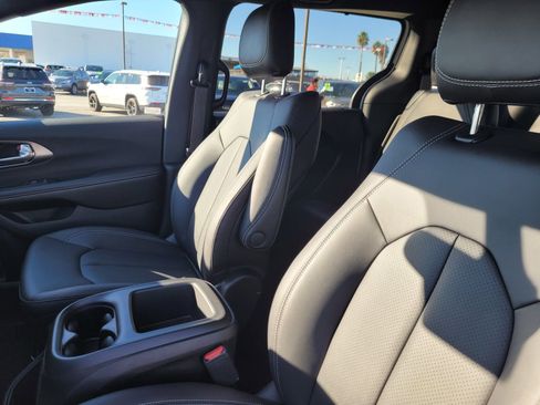 New 2026 Chrysler Pacifica Select image 13