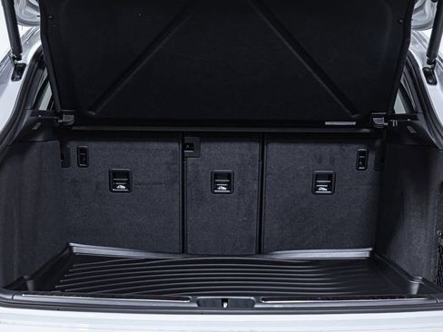 Certified 2025 Porsche Macan AWD/4WD image 19