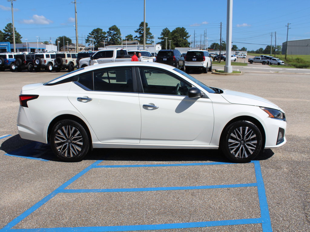 Used 2025 Nissan Altima 2.5 SV AWD/4WD image 4