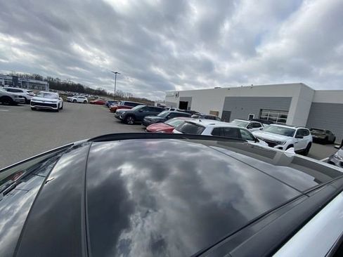 Used 2017 Hyundai Santa Fe Limited image 3