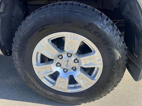 Used 2018 Nissan Titan SV w/ SV Convenience Package image 10