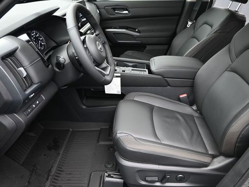 New 2025 Nissan Pathfinder SL image 15