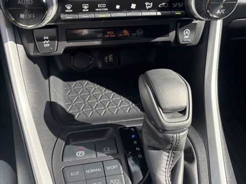 Used 2025 Toyota RAV4 XLE AWD/4WD image 19
