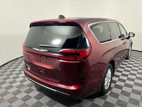 Used 2023 Chrysler Pacifica Touring-L FWD image 3