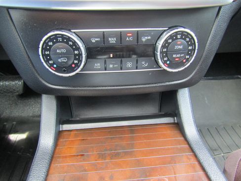 Used 2015 Mercedes-Benz GL 550 4MATIC image 34
