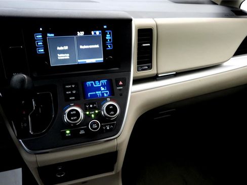 Used 2015 Toyota Sienna LE image 29