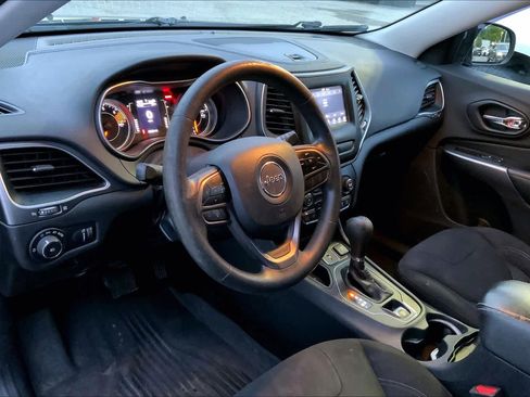 Used 2019 Jeep Cherokee Latitude w/ Popular Appearance Group FWD image 17