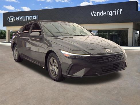 Used 2025 Hyundai Elantra SE FWD image 7