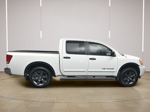 Used 2015 Nissan Titan SV w/ SV Value Truck Package RWD image 8