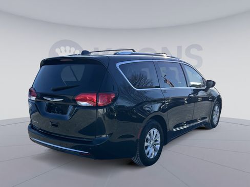 Used 2019 Chrysler Pacifica Touring-L image 7