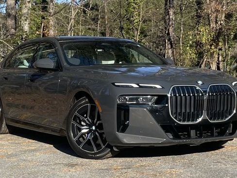 Used 2023 BMW 740i w/ Parking Assistance Package image 10