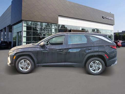 Certified 2025 Hyundai Tucson SE image 3