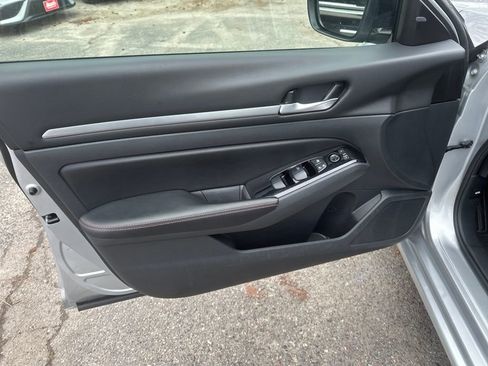 Used 2024 Nissan Altima 2.5 SR image 11