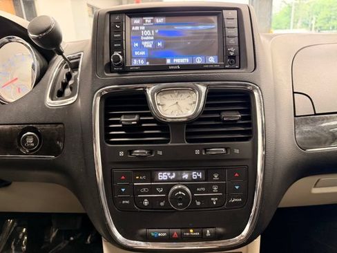 Used 2015 Chrysler Town & Country Touring-L w/ Driver Convenience Group FWD image 33