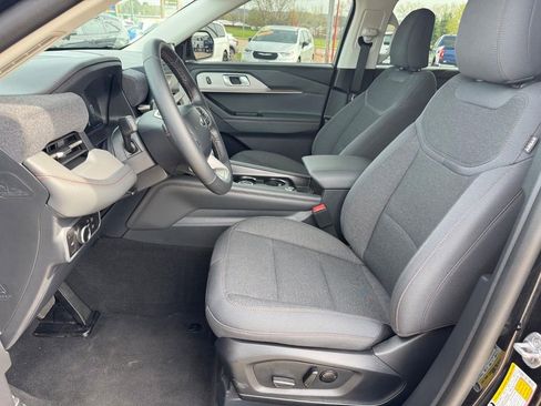 Used 2025 Ford Explorer Active AWD/4WD image 9