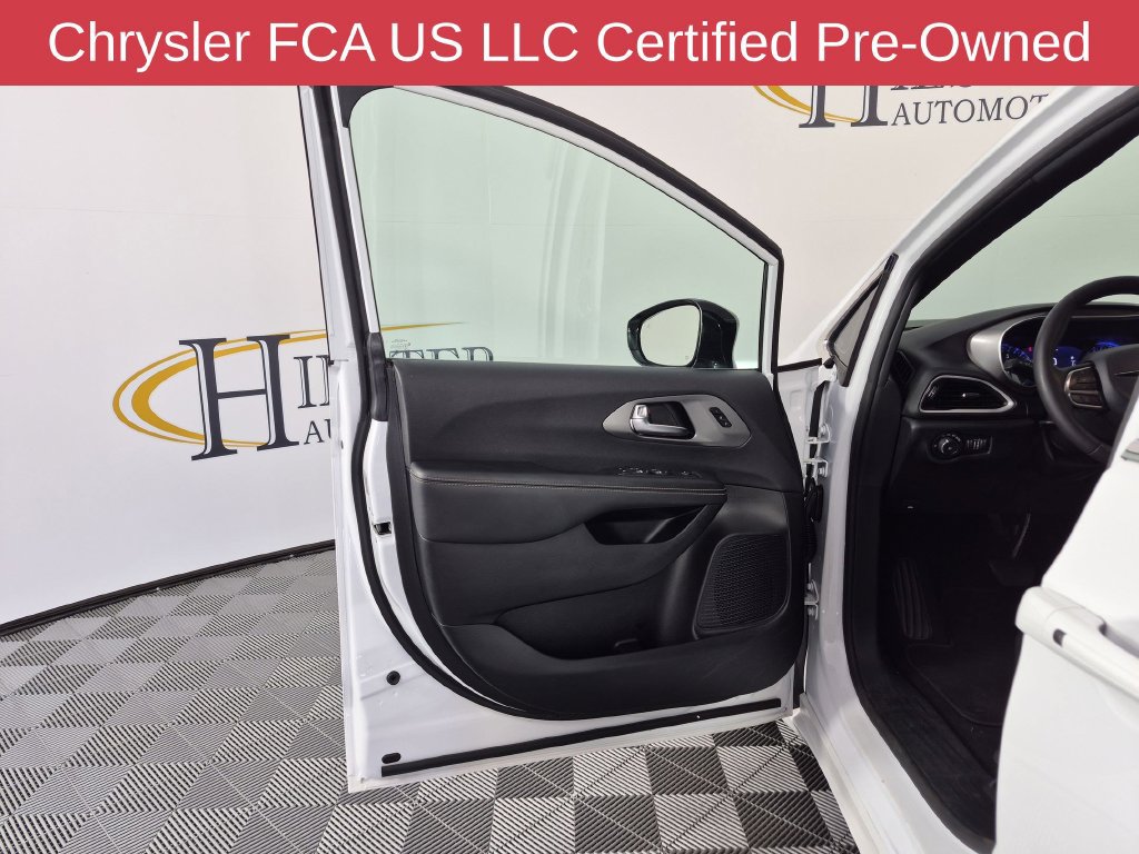 Certified 2025 Chrysler Pacifica Select FWD image 15