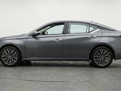 Used 2025 Nissan Altima 2.5 SV FWD image 5