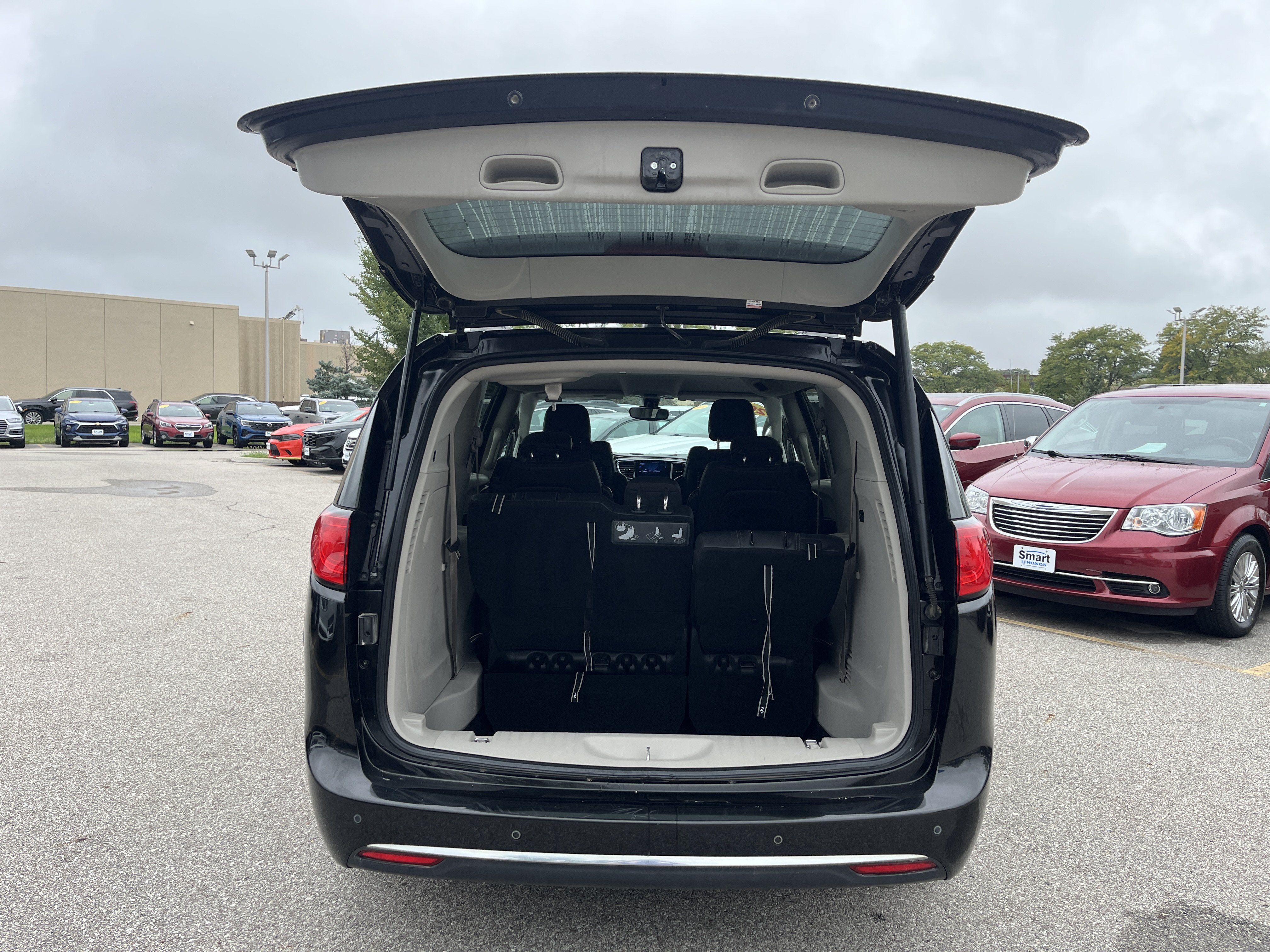 Used 2017 Chrysler Pacifica Touring-L Plus w/ Tire & Wheel Group FWD image 11