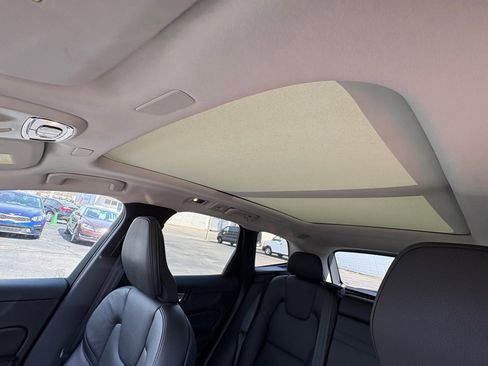 Used 2021 Volvo XC60 T5 Momentum w/ Premium Package image 12