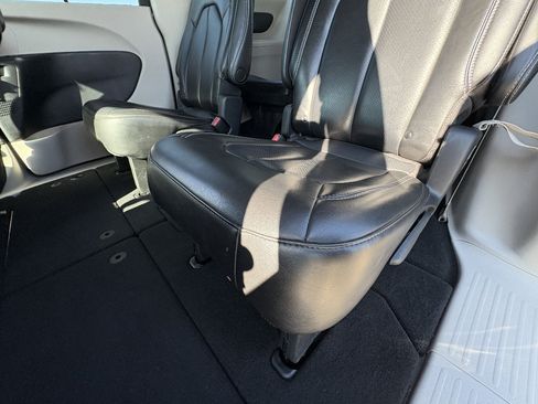 Used 2023 Chrysler Pacifica Touring-L FWD image 20