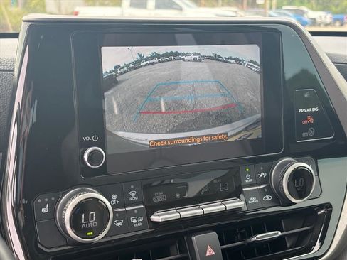 Used 2024 Toyota Highlander XLE FWD image 5