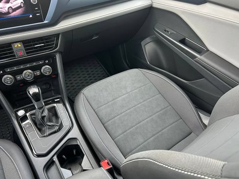 Certified 2024 Volkswagen Taos SE FWD image 11