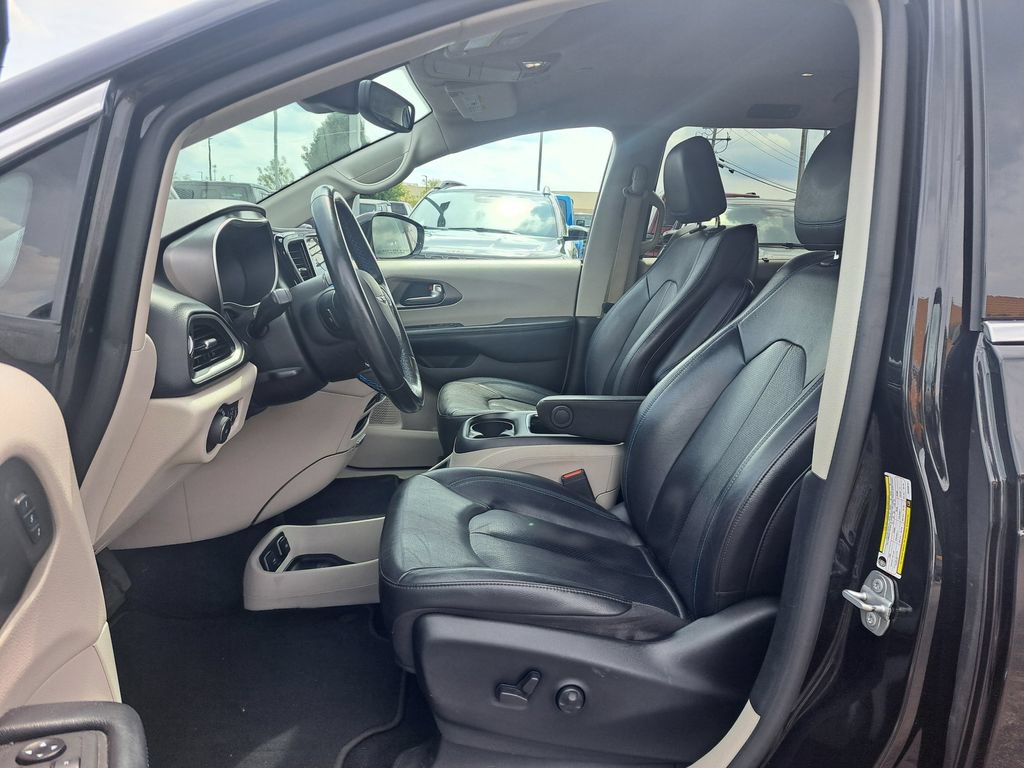 Used 2021 Chrysler Pacifica Touring-L FWD image 9