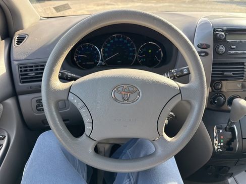 Used 2010 Toyota Sienna LE image 8