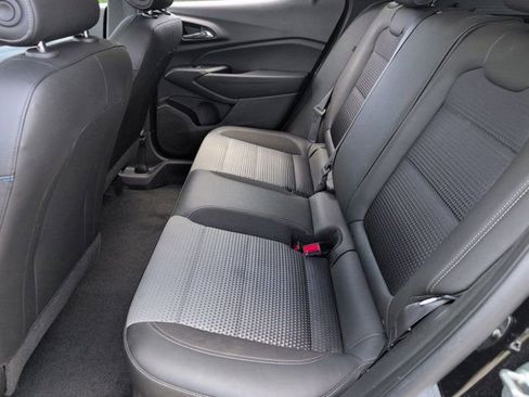 Used 2025 Chevrolet Trax LT w/ LT Convenience Package FWD image 27