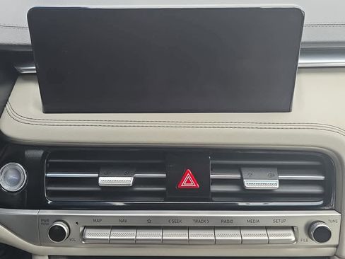 Used 2025 Genesis G70 2.5T image 11