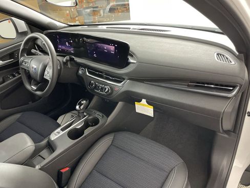 Used 2025 Buick Envista Preferred image 27