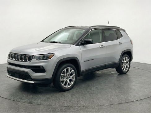 Used 2025 Jeep Compass Limited AWD/4WD image 3