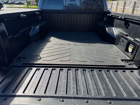 Used 2022 Toyota Tacoma TRD Off-Road image 17