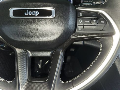 Used 2024 Jeep Grand Cherokee Altitude RWD image 25