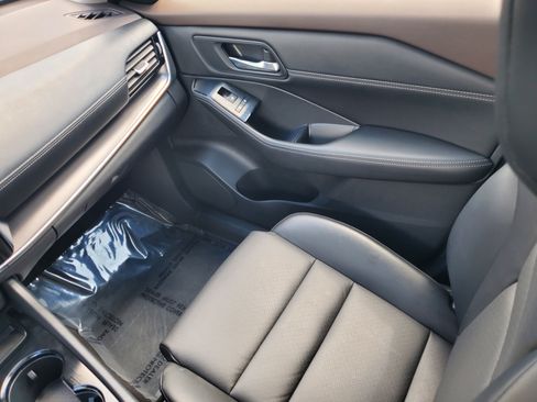 Used 2022 Nissan Rogue SV w/ SV Premium Package image 12