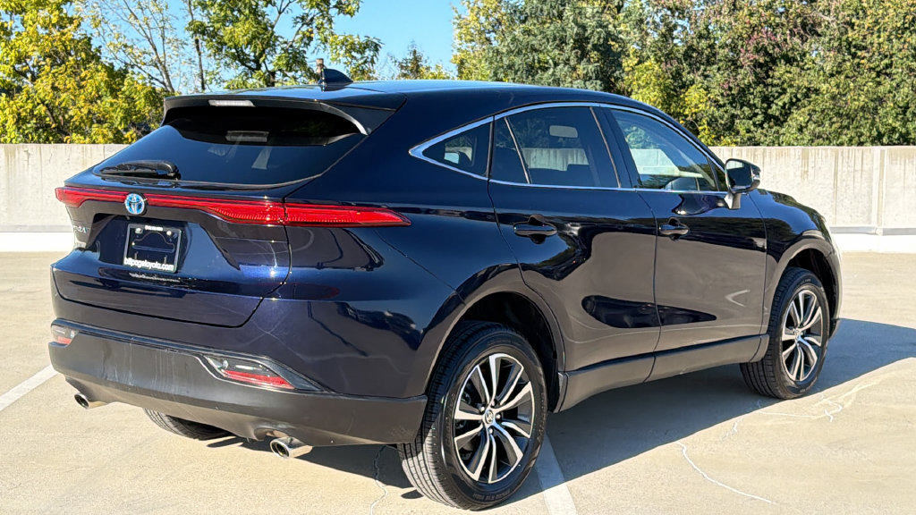 Used 2023 Toyota Venza LE AWD/4WD image 4