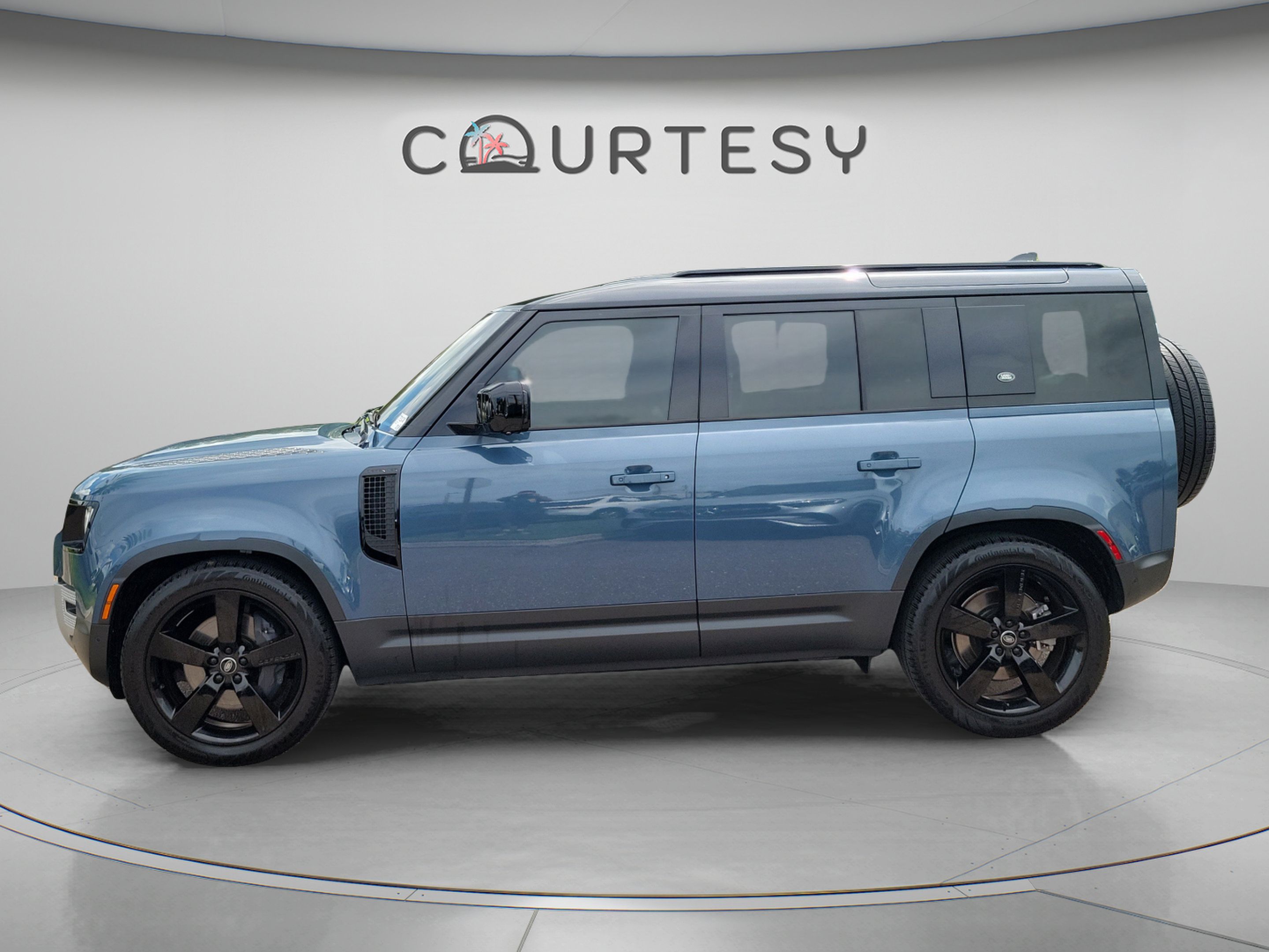 Used 2023 Land Rover Defender 110 S AWD/4WD image 3