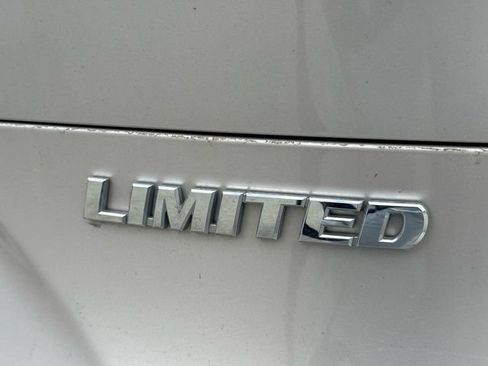 Used 2023 Toyota Venza Limited AWD/4WD image 12
