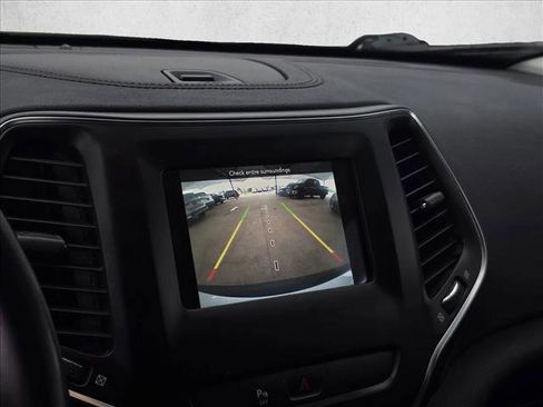 Used 2019 Jeep Cherokee Latitude Plus FWD image 17